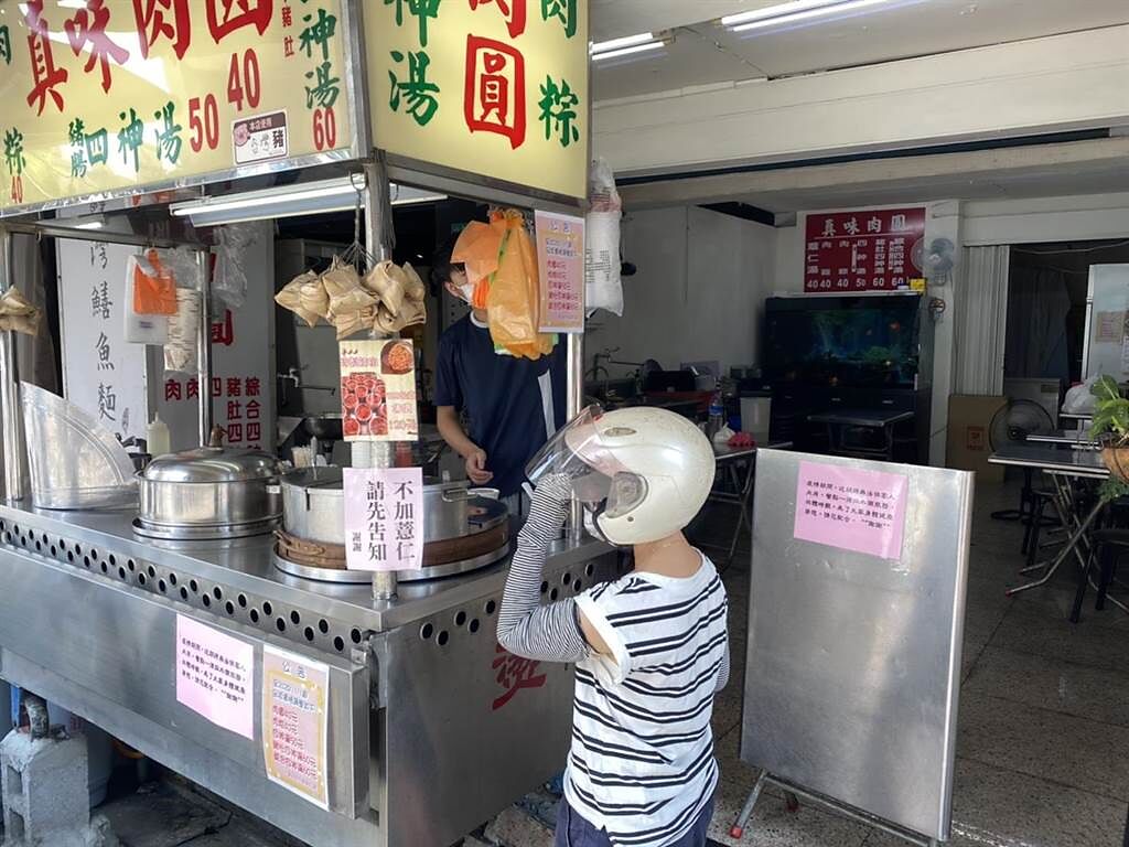 「真味肉圓」新莊小吃店老闆鍾文川表示，Delta 病毒來襲，記者會發布後，明顯感受到來客量降低，買完也不做逗留，匆匆離去（戴上容攝）