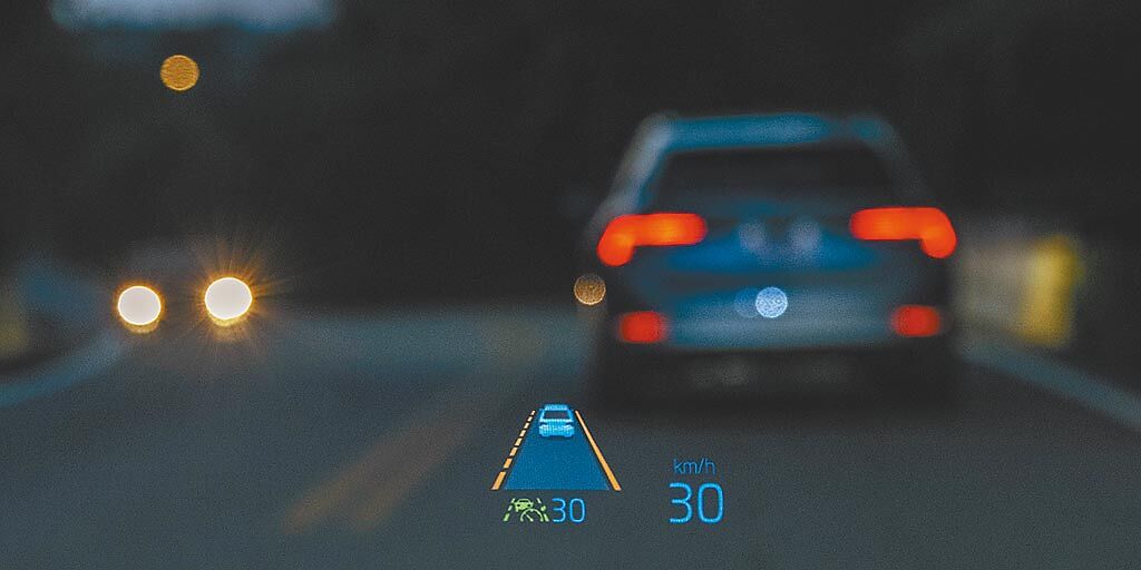 HUD提供車速、簡化的導航路線及駕駛輔助資訊，文字顏色可切換，一般模式是白字，雪地模式則為藍字。（陳大任攝）