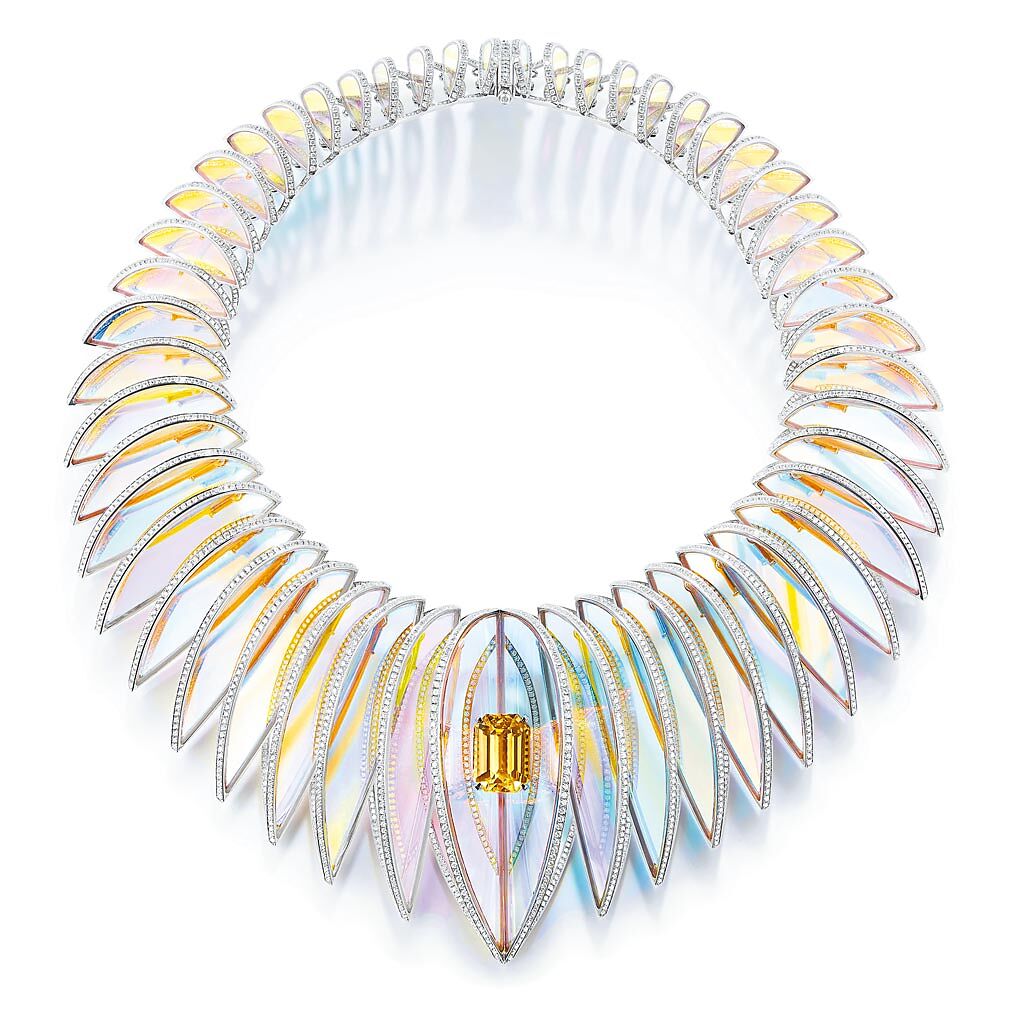寶詩龍Holographique霓虹塗層水晶白金項鍊，鑲嵌一顆20.21克拉斯里蘭卡黃色藍寶石，1720萬元。（寶詩龍提供）
