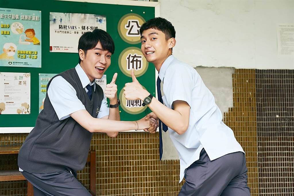 吳青峰（左）化身高中生，在劇中與大鶴對戲。（環球音樂提供）