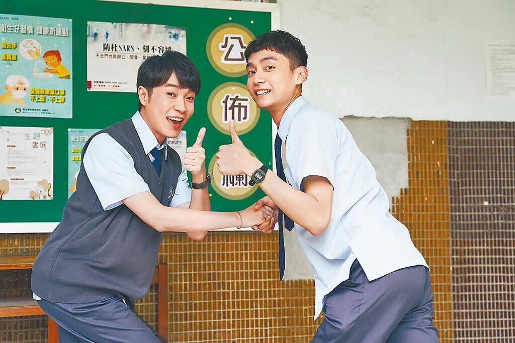 吳青峰（左）化身高中生，在劇中與大鶴對戲。（環球音樂提供）