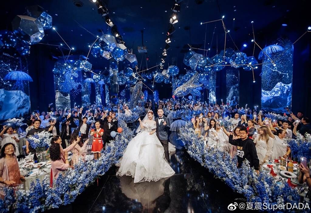 江璟兒和老公夏震9日舉辦婚禮，現場佈置得十分浪漫夢幻。(圖/ 夏震SuperDADA微博)