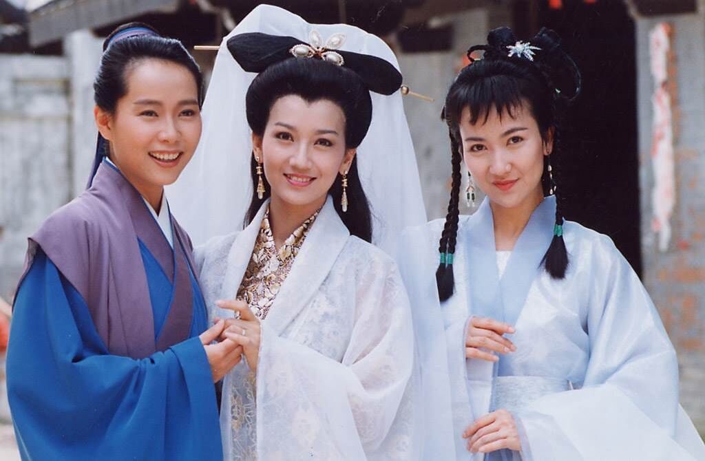 1992年推出的《新白娘子傳奇》，由趙雅芝(左)演出白素貞，搭配葉童(中)反串許仙，成為經典。(中時資料照片)
