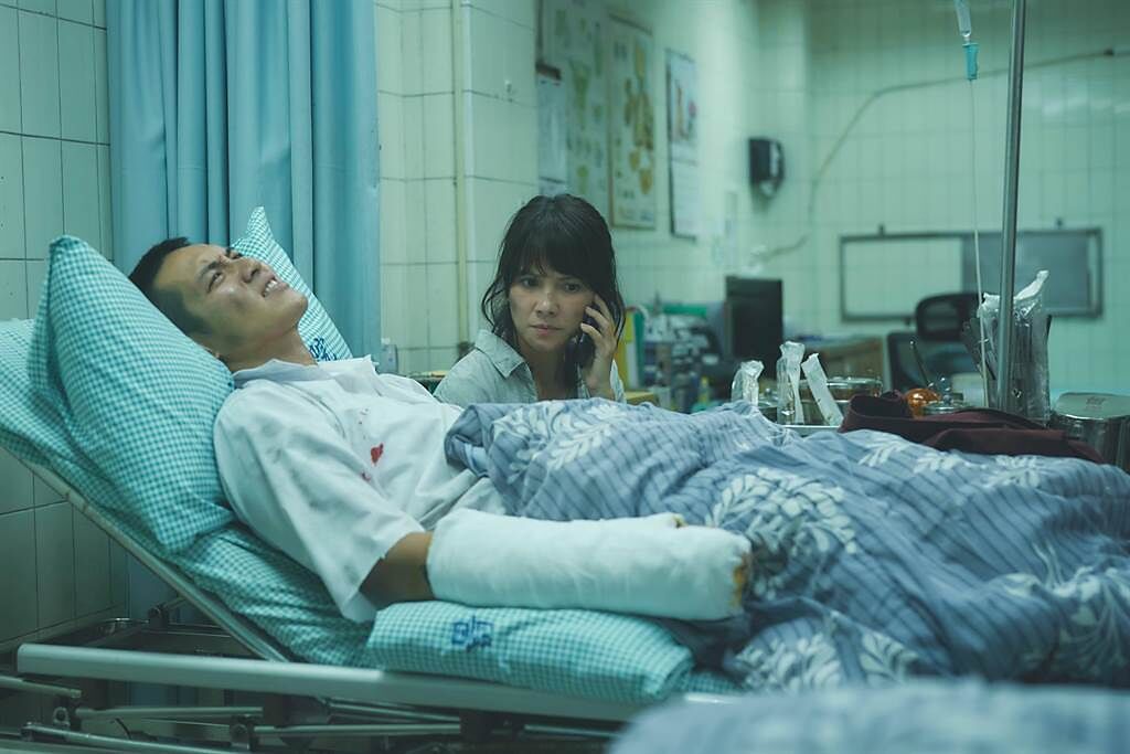 柯震東（左）在 《鱷魚》中受傷打石膏，李心潔在旁照顧。（台北双喜電影提供）