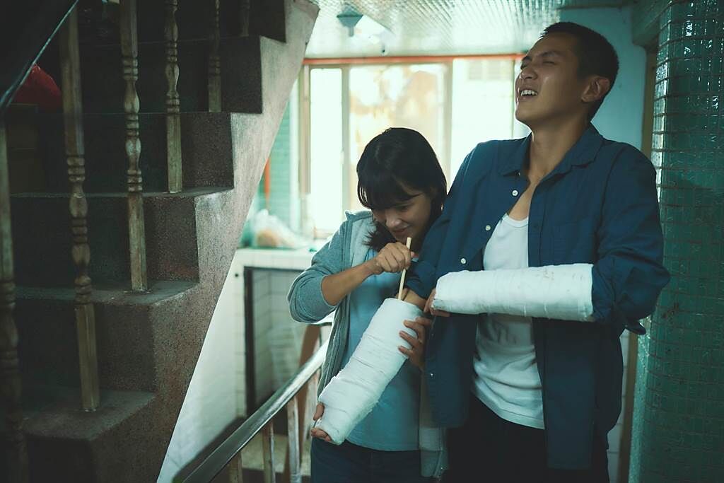 李心潔（左）與柯震東在《鱷魚》中上演姊弟戀。（台北双喜電影提供）