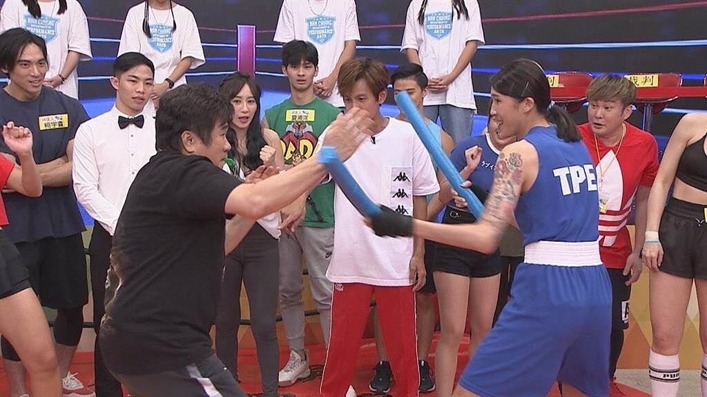 胡瓜與「奧運拳擊銅牌」黃筱雯在節目中對打。（民視提供）