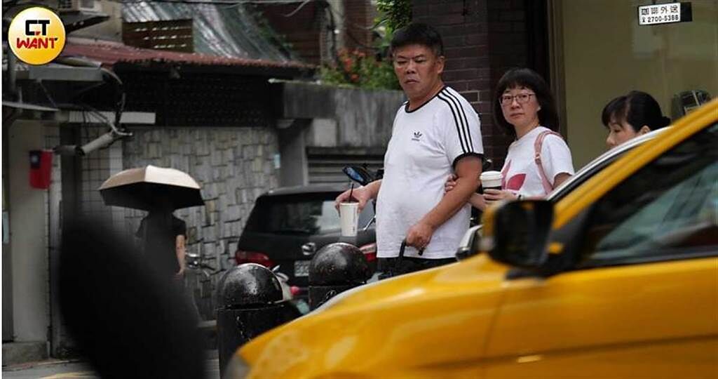 前年六月十八日，身形壯碩的馮凱和太太蔣明燁勾著手出門散步。（圖／本刊攝影組）
