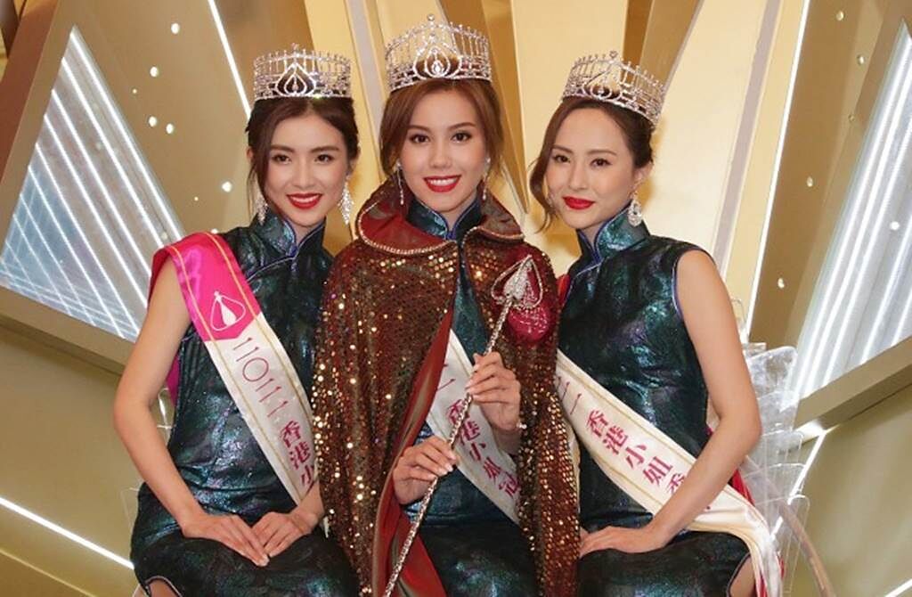 2021香港小姐前3強出爐，由宋宛穎(圖中)奪冠，梁凱晴亞軍（左）、邵初季軍（右）。(圖／翻攝自東網)