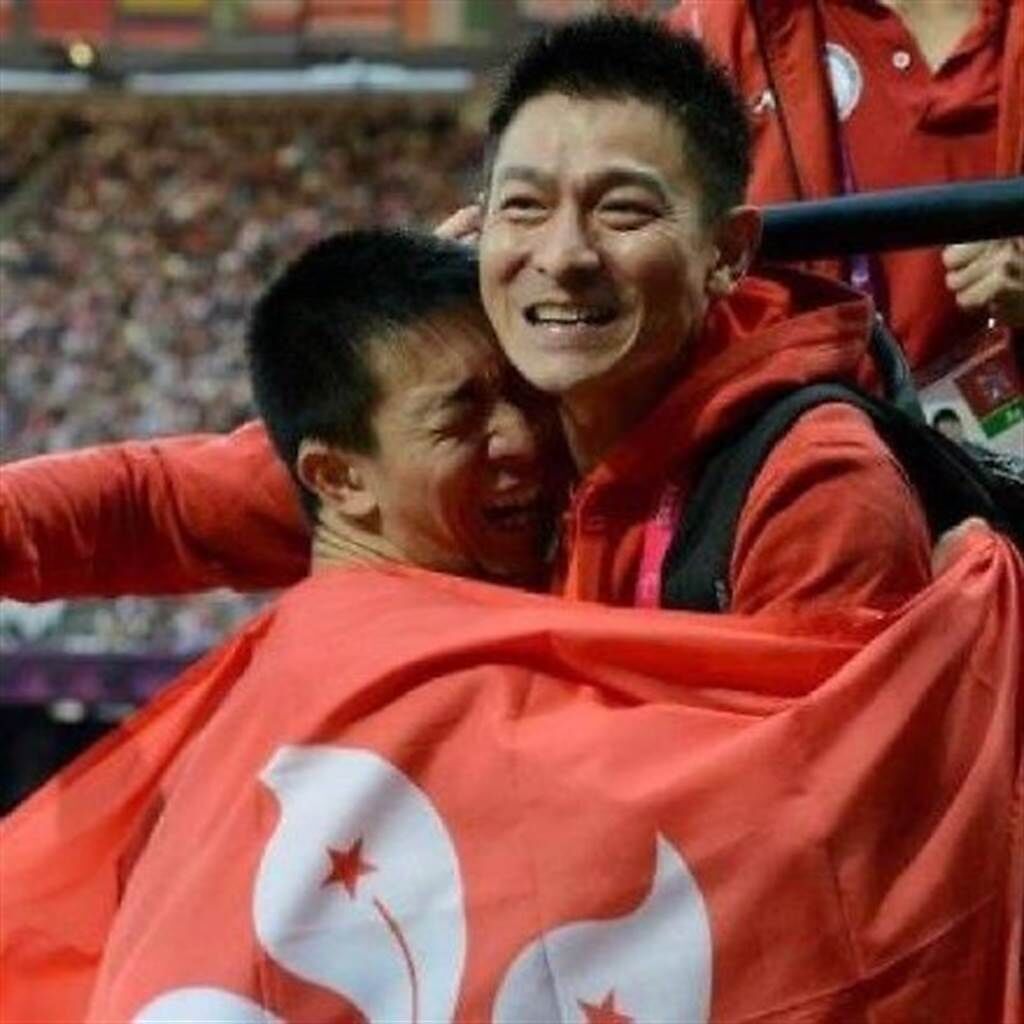 蘇樺偉在2008年北京帕奧奪金，劉德華衝上去擁抱他。（圖／微博@香港自由行加加）