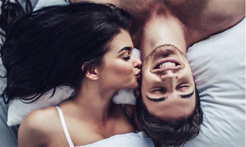 專家認為，雖然自慰不能增加兩性關係，但男女都不須把自慰當成對手，只要對方開心，兩人都該感到開心。(圖片來源 / shutterstock）