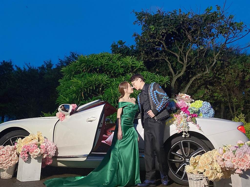 王宥忻（左）和老公拍攝結婚10周年婚紗照。（固力狗娛樂提供）
