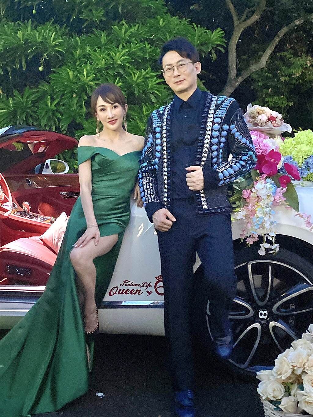 王宥忻（左）和老公拍攝結婚10周年婚紗照。（固力狗娛樂提供）