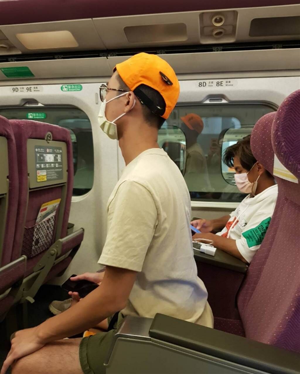 浩角翔起經紀人在臉書粉專貼出兩人搭高鐵坐一起的罕見畫面。(圖/ 摘自浩角翔起笑一個官方粉絲專頁臉書)