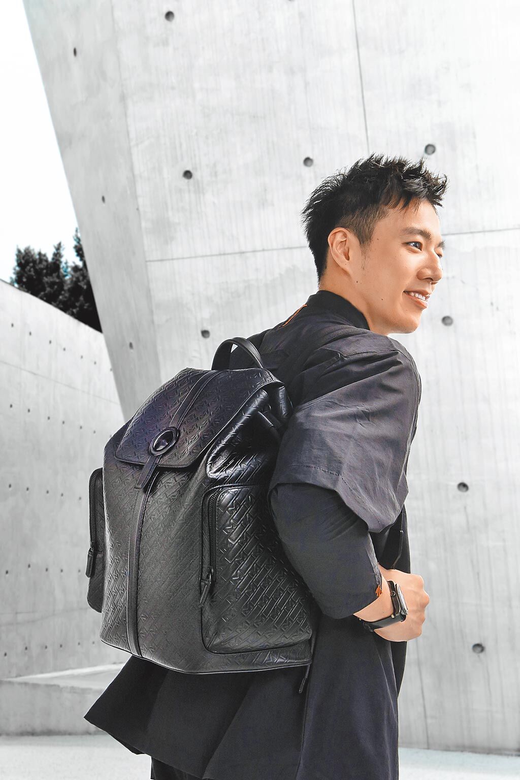 「羽球王子」王子維肩背萬寶龍M_Gram 4810系列UltraBlack後背包，帥氣時尚。（Montblanc提供）