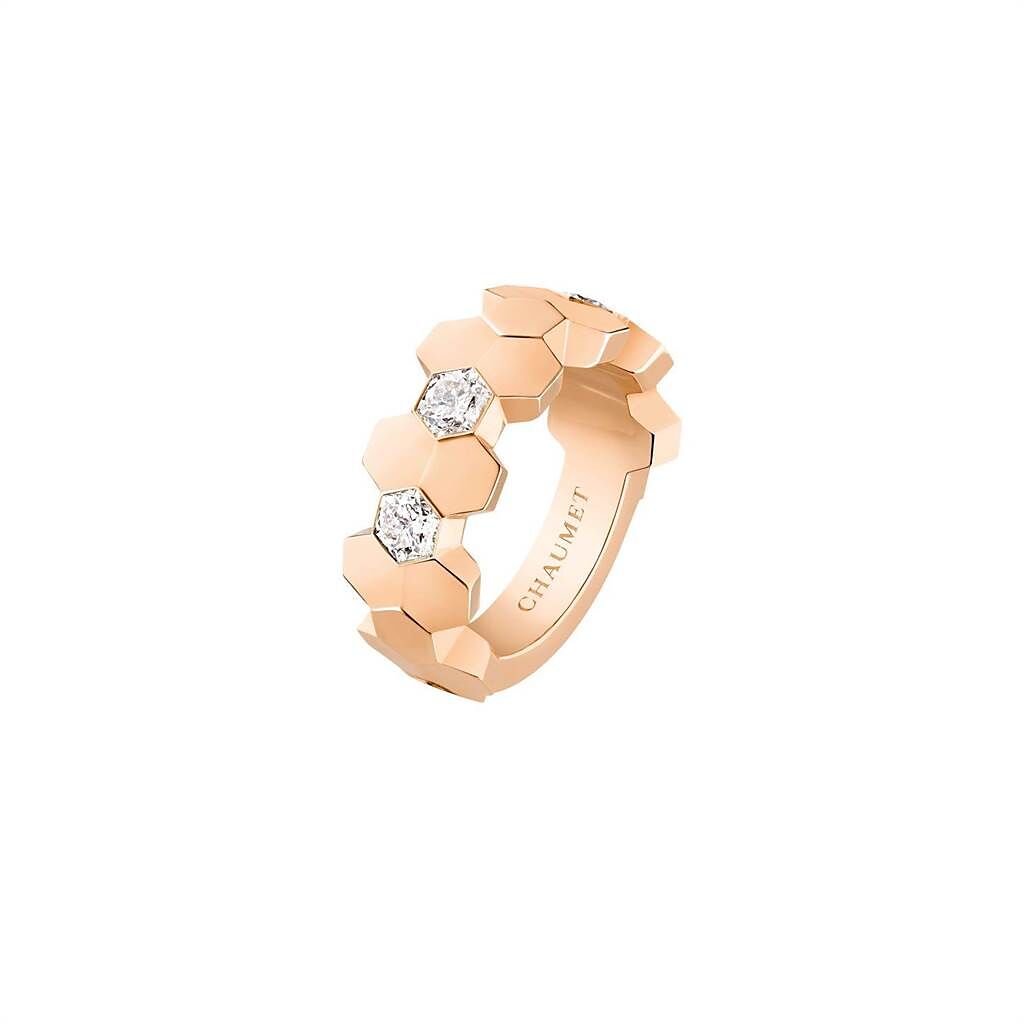 CHAUMET的Bee My Love玫瑰金戒指，鑲嵌3顆皇后式切割鑽石，約34萬1000元。（CHAUMET提供）
