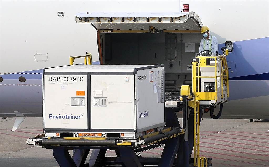 我方自購的AZ疫苗，由華航班機運抵桃園機場，地勤人員將裝載疫苗的冷凍貨櫃卸下。（范揚光攝）