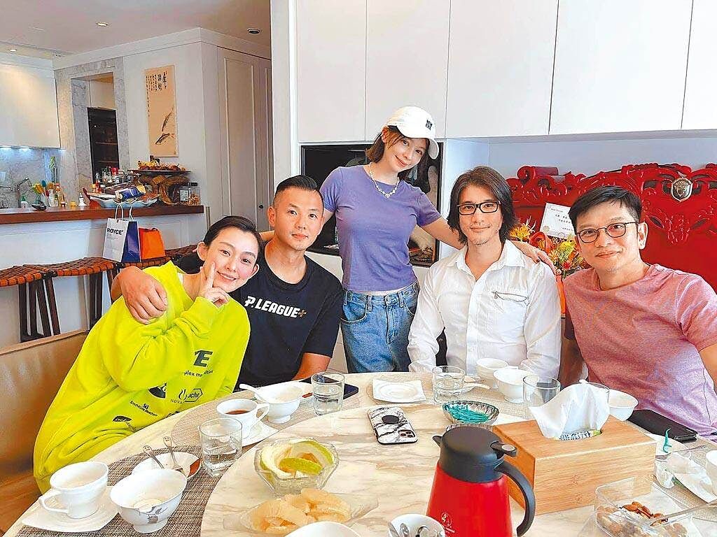 王力宏（右二）出關與范瑋琪（左起）、黑人、徐若瑄和陳子鴻聚餐，卻違反自主健康管理規範遭到抨擊。（摘自IG）
