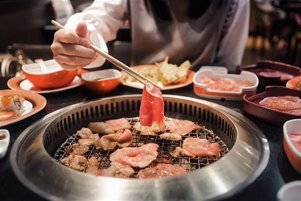 一位男網友就好奇詢問，「燒肉吃到飽怎麼回本？」內行直指桌邊一道菜「超NG」。（示意圖／Shutterstock）