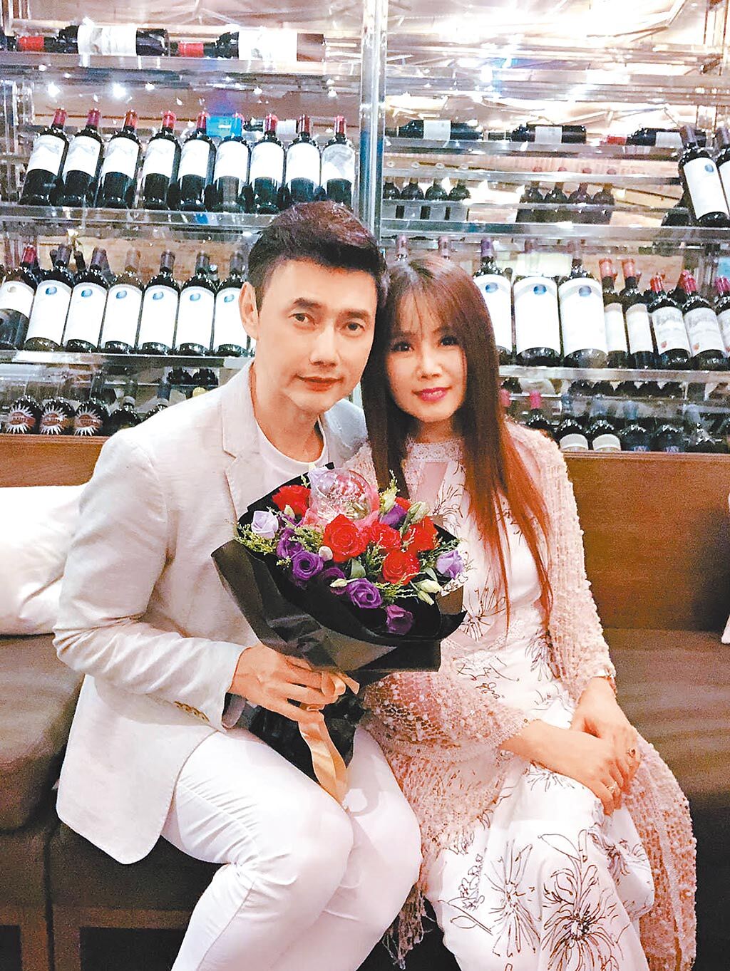 包偉銘（左）和劉依純慶祝結婚6周年。（翰森娛樂提供）飲酒過量有害健康