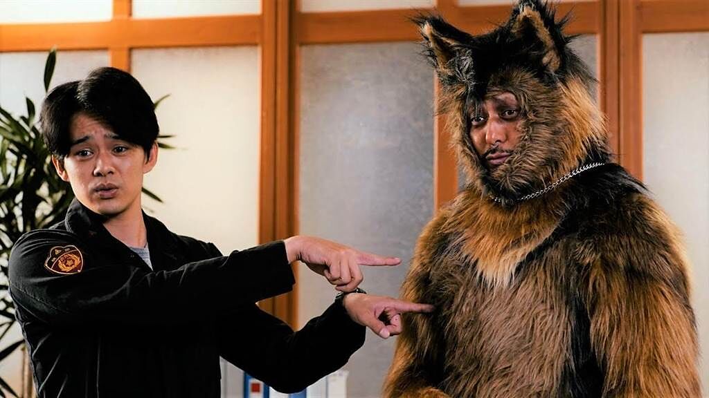 小田切讓（右）在新劇中扮「警犬」與池松壯亮搭配查案。（摘自官方推特）