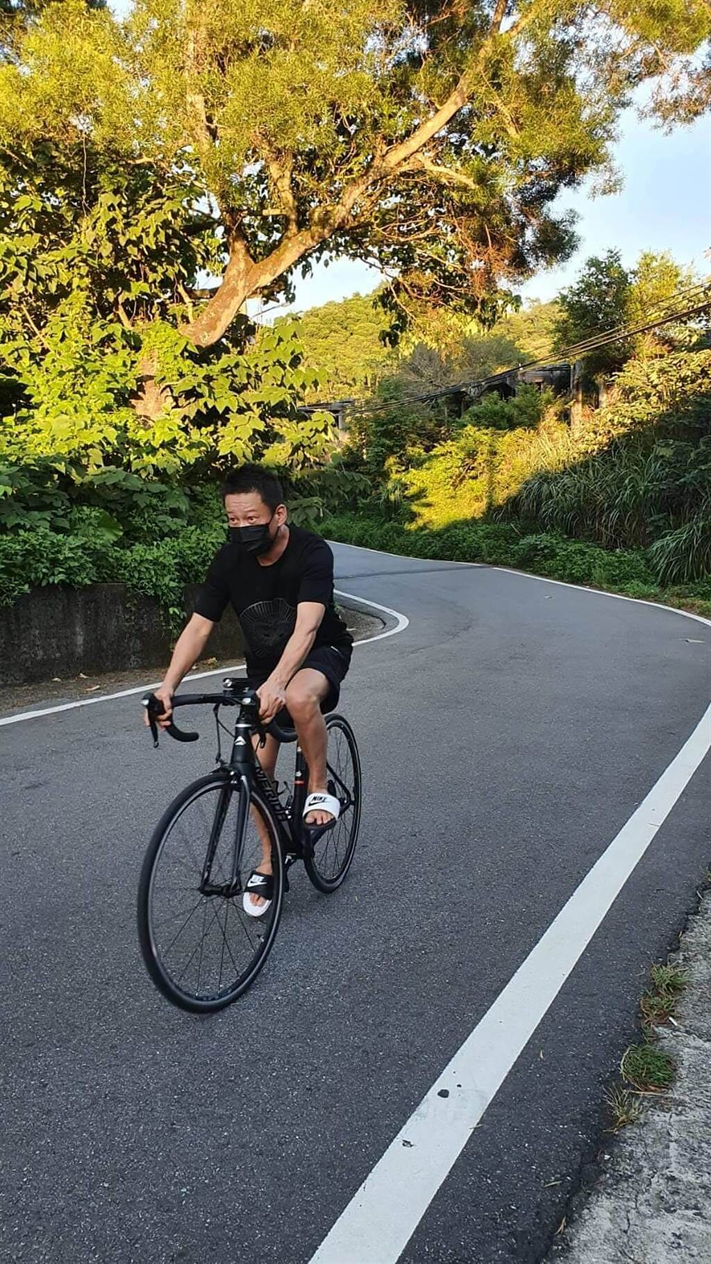 李康生騎自行車上下山做運動。（取材臉書）