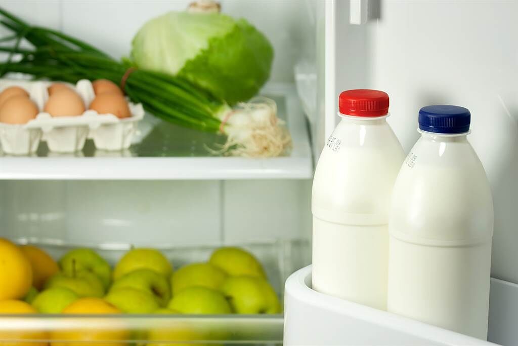 一名女網友透露，過去以來都將牛奶放在冰箱門架上，沒想到一直以來都冰錯。（圖／是意圖，達志影像）