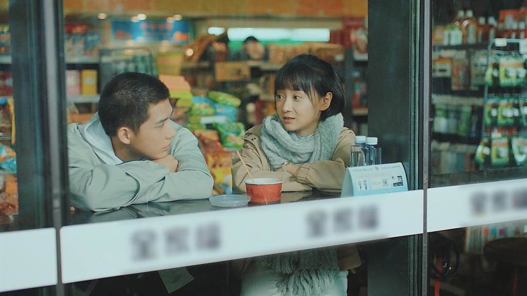 王安宇（左）飾演學弟，劇中渴望與卜冠今談姊弟戀。（中天娛樂台提供）