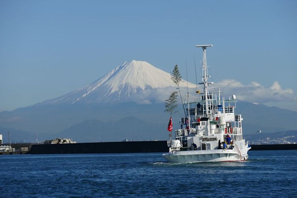 從燒津港眺望富士山與漁船。　圖：三市一町廣域觀光連攜協議會／提供