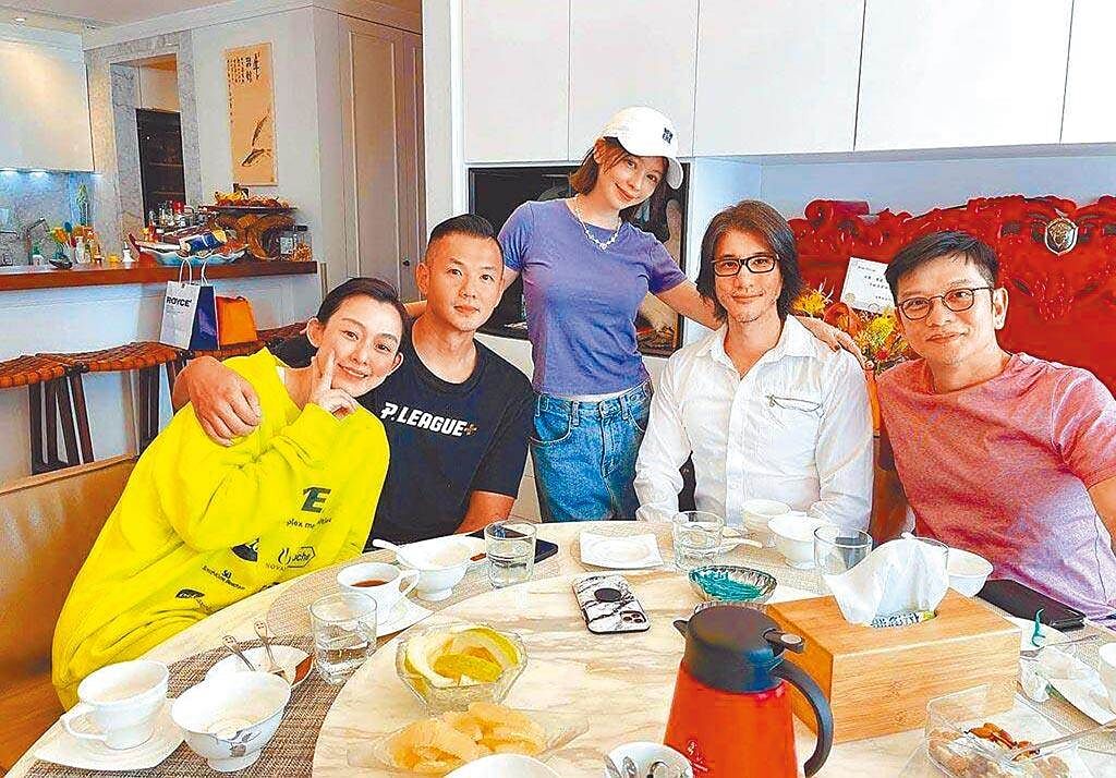 王力宏（右二）出關，與范瑋琪（左起）、黑人、徐若瑄和陳子鴻聚餐，卻違反自主健康管理規定遭到抨擊。（摘自IG）

