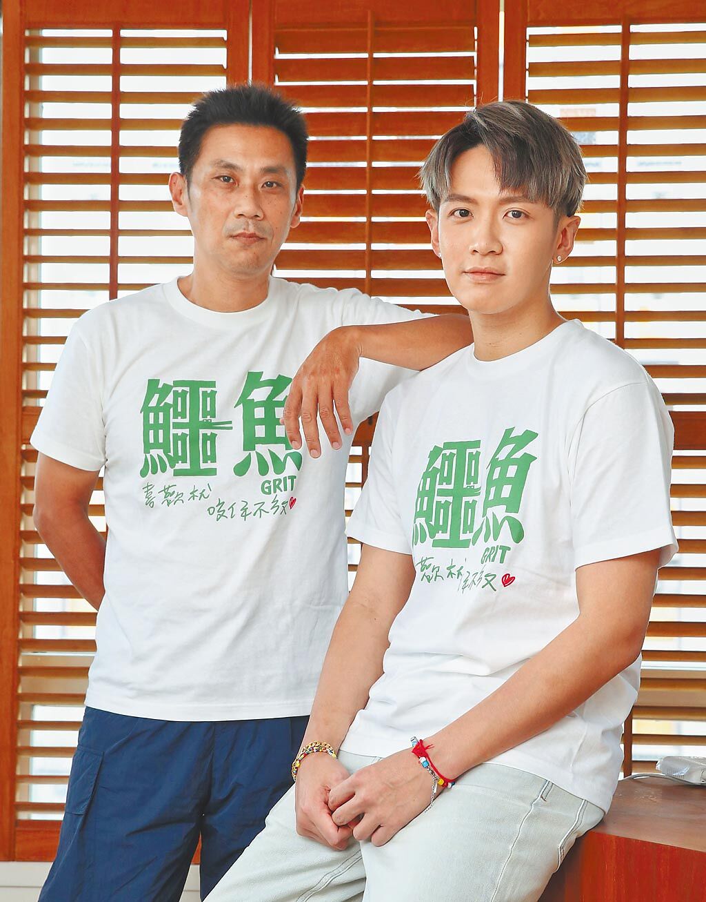 柯震東（右）和導演陳大璞宣傳電影《鱷魚》。  （王英豪攝）