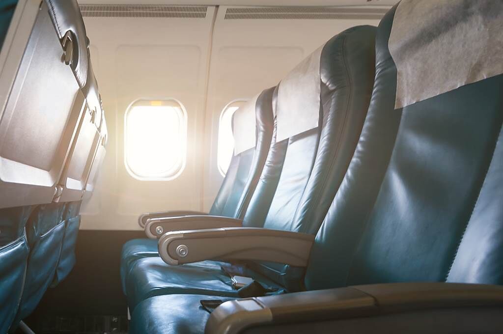 前資深空服員接受採訪時透露，坐在3人座正中間的乘客，理應享受座位兩側的扶手。(示意圖/達志影像)