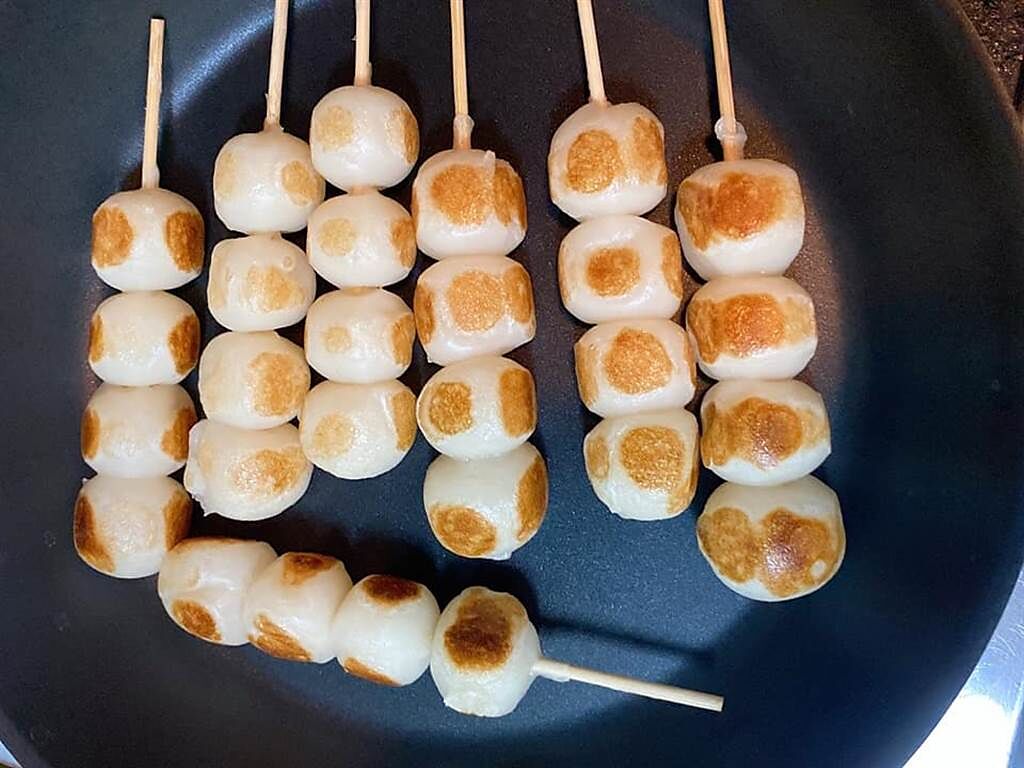網友分享日式烤麻糬用煎的也好吃。(翻攝自我愛全聯-好物老實説)