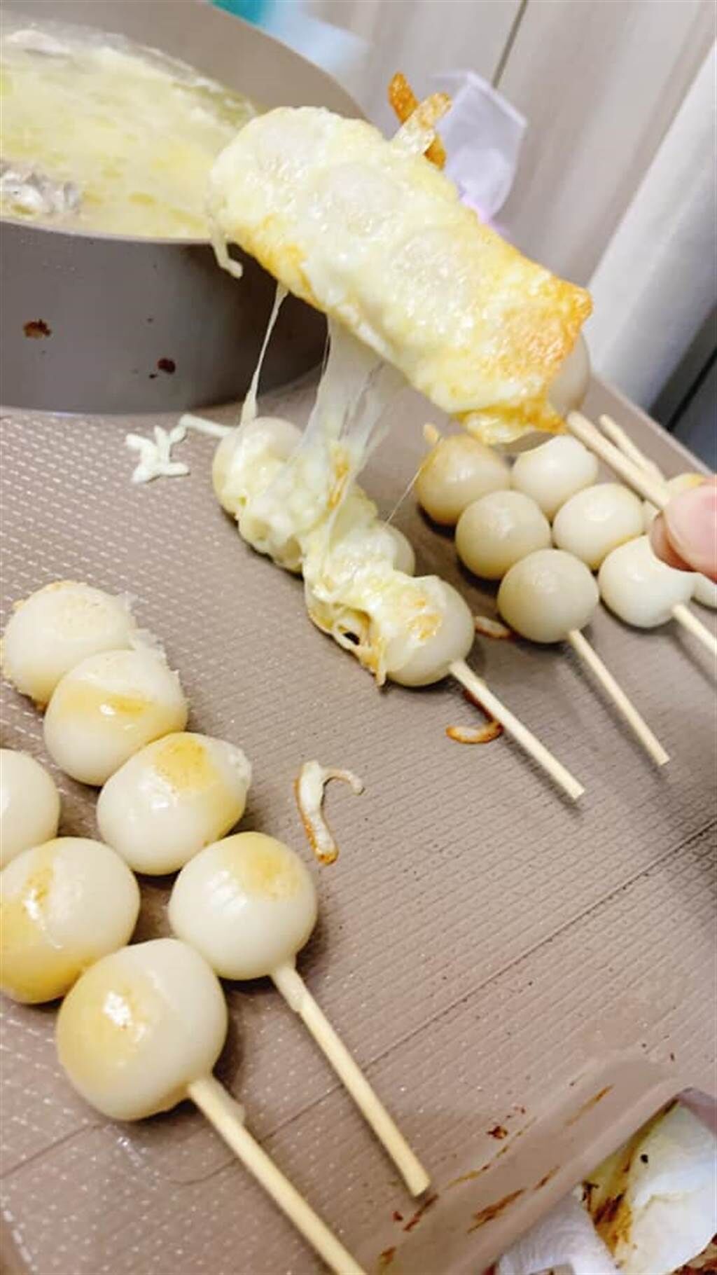 網友分享日式烤麻糬裹起司也很讚。(翻攝自我愛全聯-好物老實説)
