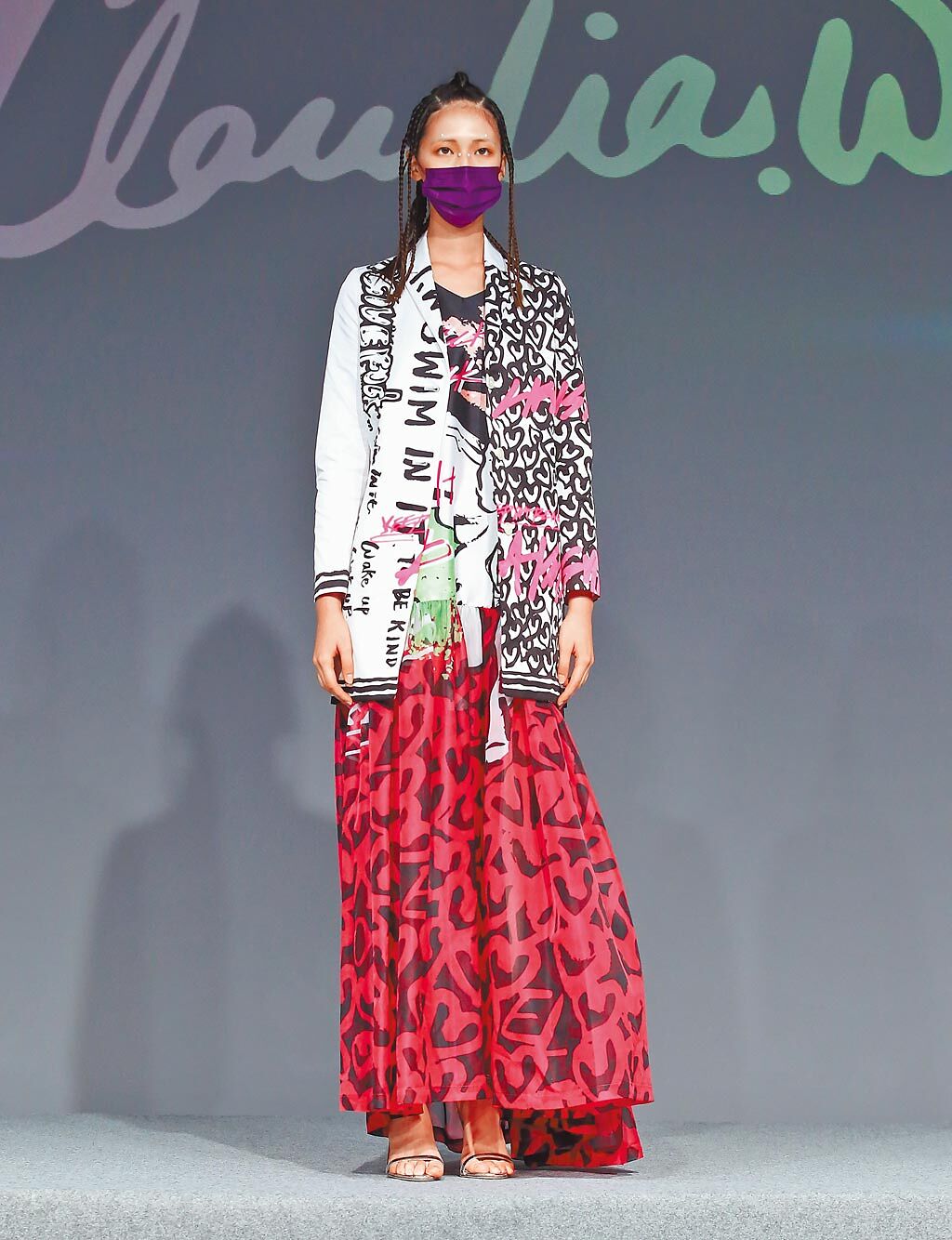 伊林模特蔡筠絜穿王子欣Claudia Wang新系列服飾，色彩大膽、獨特印花圖樣為特色。（陳俊吉攝）
