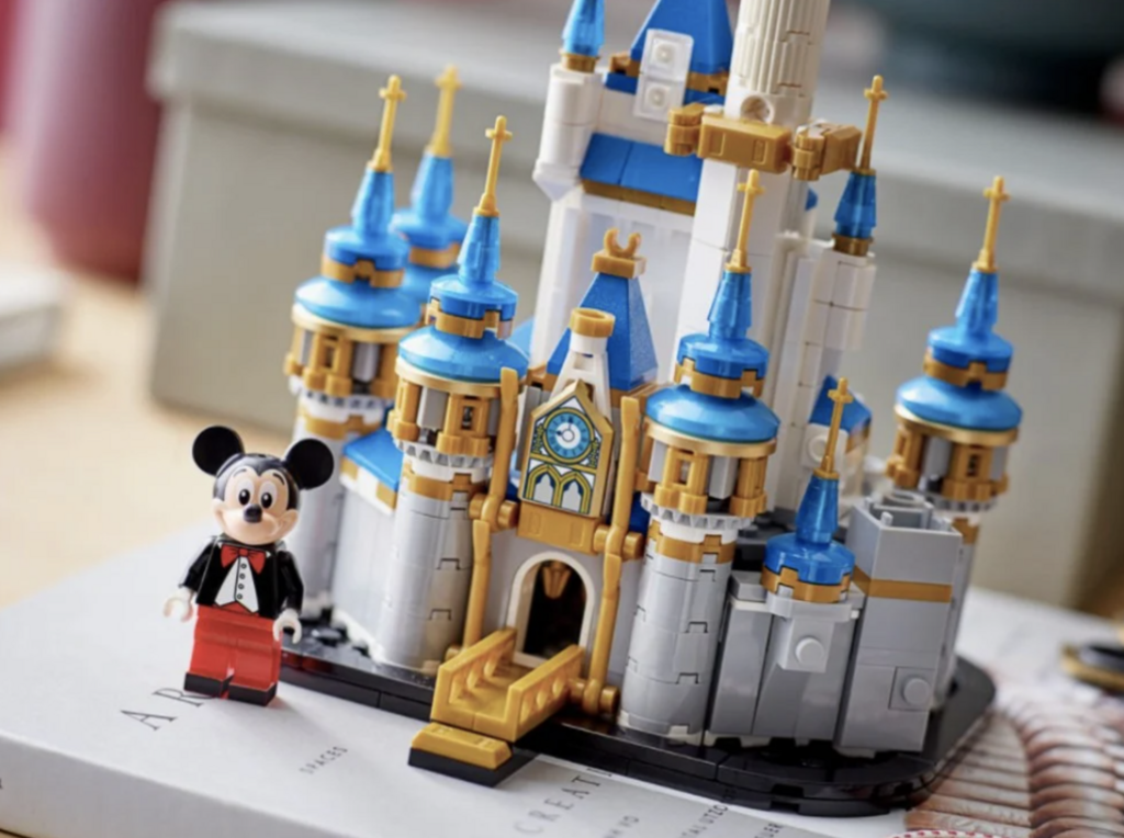 週年就有 LEGO 是不敗的定律？燕尾服米奇加迷你版迪士尼城堡 這樣也能算去迪士尼玩了嗎（圖片／BEEMEN蜂報提供）