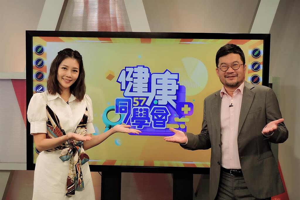 嚴立婷（左）和廖慶學一起主持醫藥新聞節目。（東森提供）