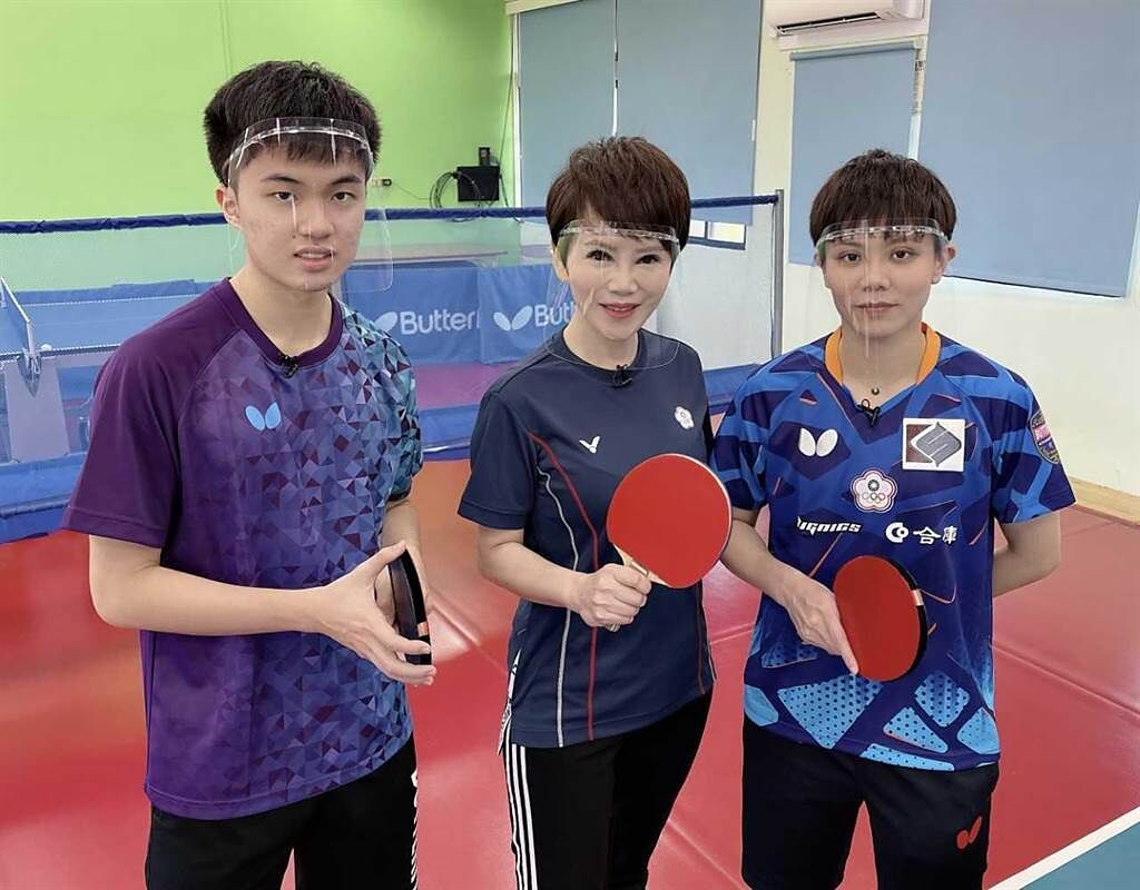 台灣桌球好手林昀儒（左）、鄭怡靜（右）將首次專訪獻給陳雅琳。（華視提供）