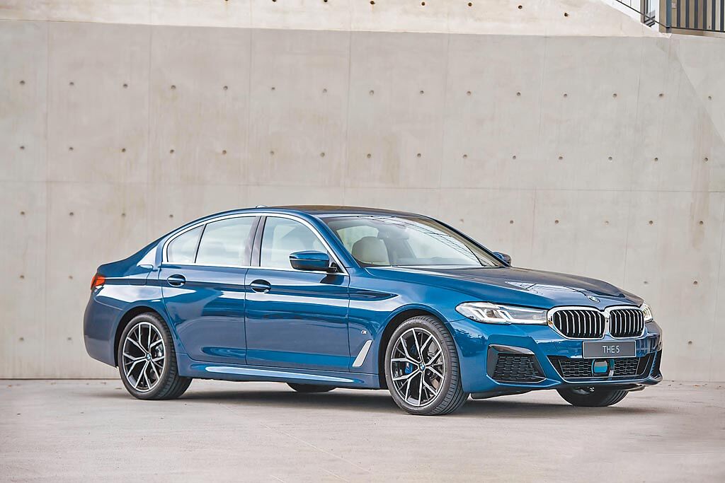 BMW 5系列導入48V高效複合動力系統，可於全油門急加速時啟動eBoost，提供額外11hp馬力輔助。（汎德提供）