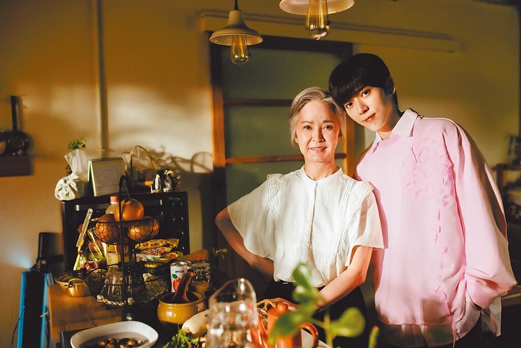 Bii（右）和李璇在〈Don't Blow Away〉MV裡飾演母子。（老鷹音樂提供）