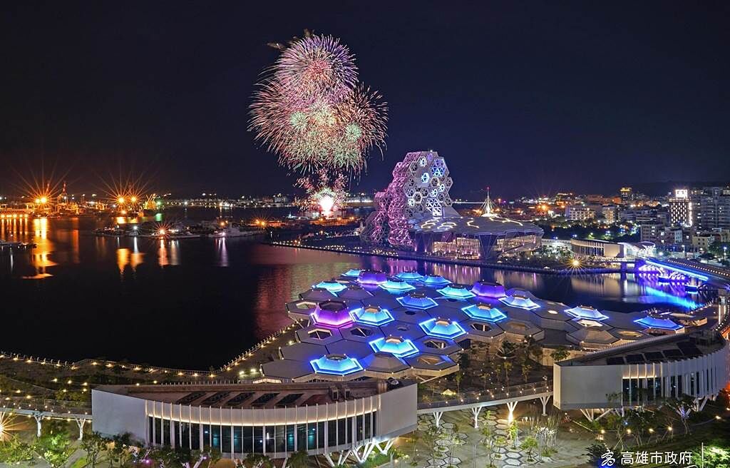 2021國慶焰火睽違20年重磅回歸高雄，23日晚間在高雄港灣試放3分鐘。（高市府提供）