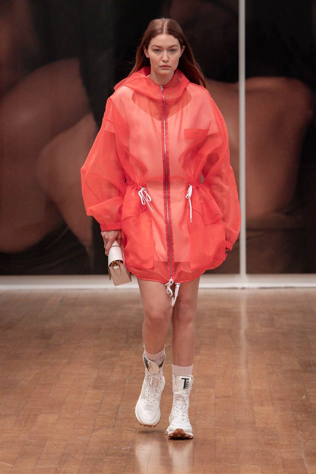 名模Gigi Hadid為大秀壓軸，充滿空氣感的運動外套詮釋優雅運動風。（Tod’s提供）