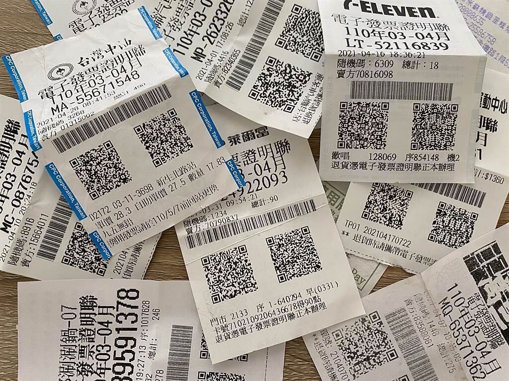 一位女網友日前自電商平台同家廠商購買25款文具，沒想到竟收到厚厚一整疊25張發票。(資料照)