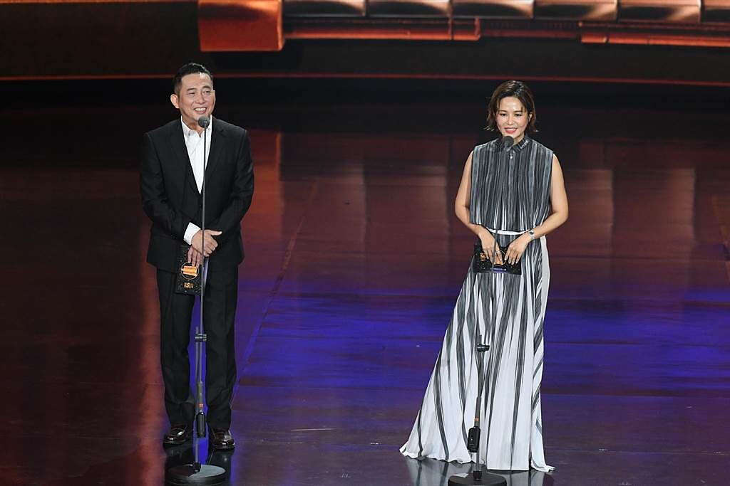 屈中恆（左）、吳怡霈一同受邀於廣播金鐘獎擔任頒獎人，互動逗趣。（三立電視提供）
