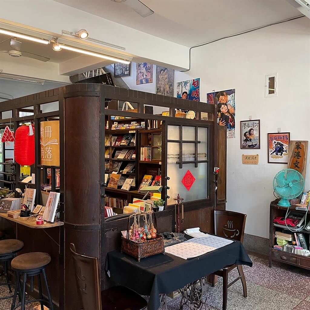 光明屋書店利用充滿懷舊風情的木製藥櫃改作書架。（陳大任攝）