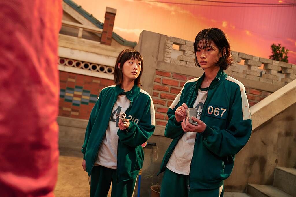 《魷魚遊戲》李瑜美（左）、鄭浩妍。（Netflix提供）