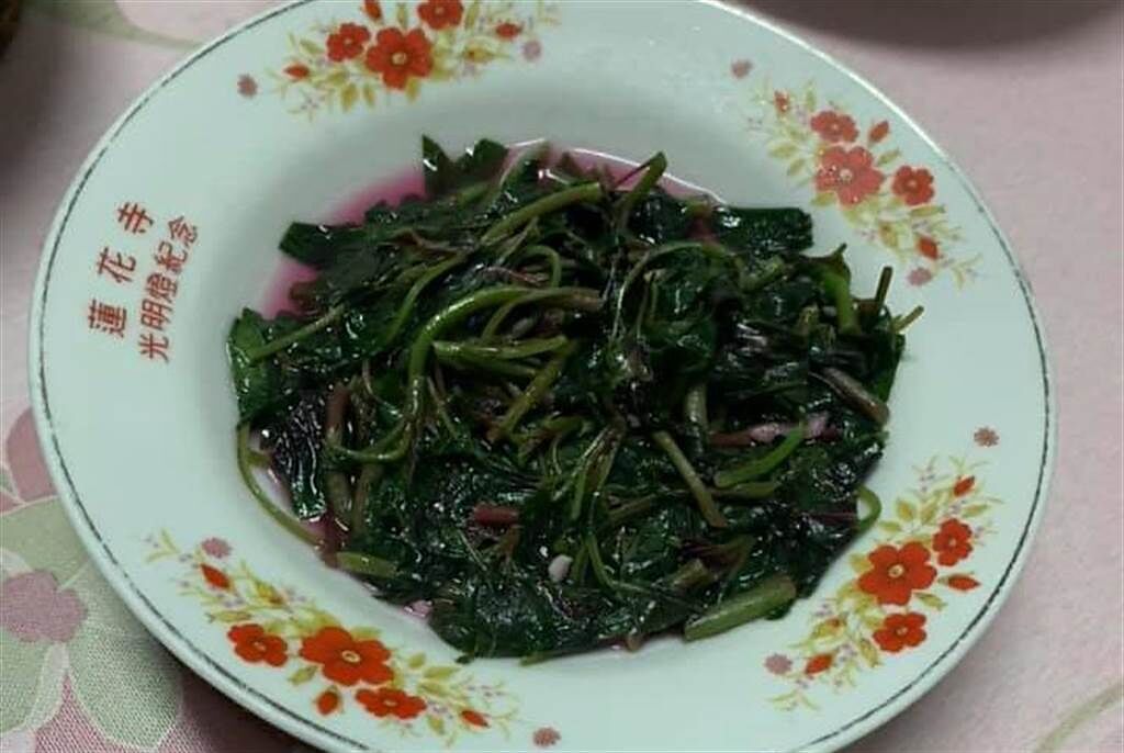 女網友炒了一盤紅鳳菜，被婆婆提醒晚上不能吃。（圖／翻攝臉書社團家常菜）