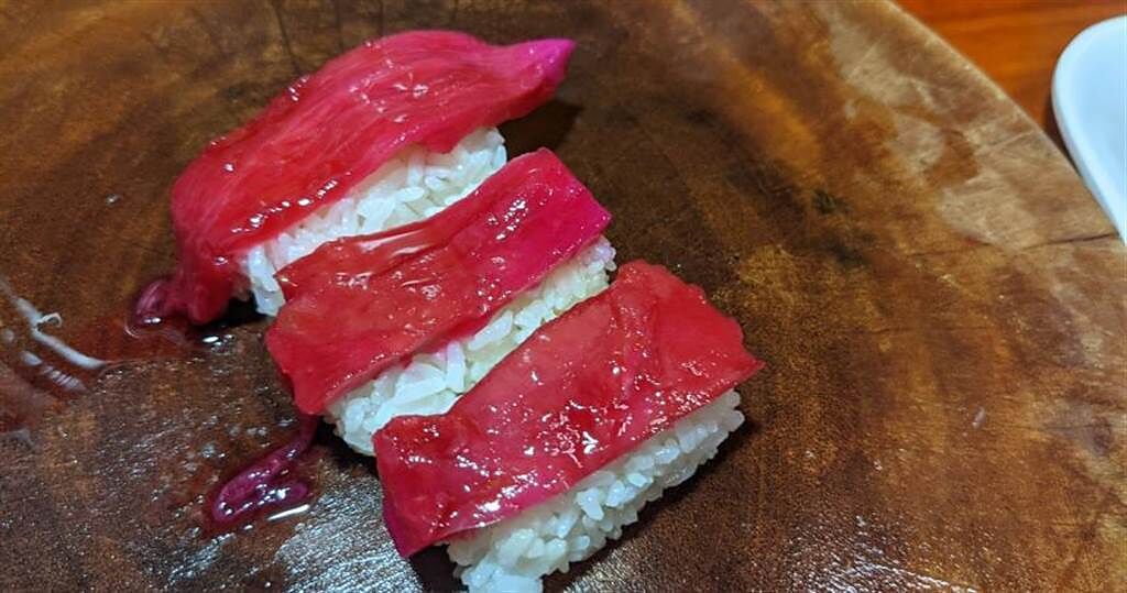 一位日本網友將火龍果皮做成「鮪魚握壽司」。（圖／翻攝推特@Mushi_Kurotowa）