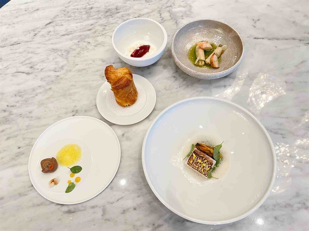 高雄萬豪酒店11樓的Majesty美享地餐廳，推出米其林饗宴。圖為示範料理，實際菜色以當日為主。（柯宗緯攝）
