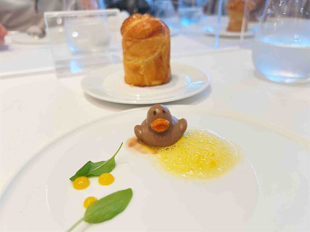 今天Thomas Bühner也示範米其林等級料理，以曾紅遍國際的「黃色小鴨」為靈感，發想設計可愛鴨子造型的鴨肝料理，令人捨不得入口。（柯宗緯攝）