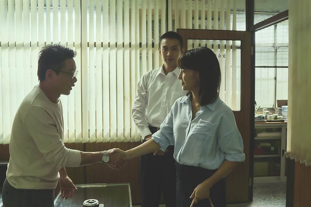 李康生（左起）、柯震東、李心潔合作拍攝愛情電影《鱷魚》。（台北双喜電影提供）